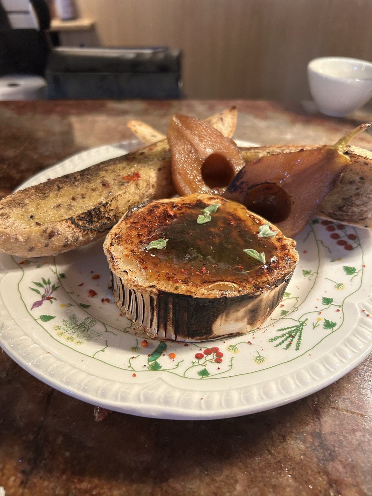 תמונה של גבינה ואגסים