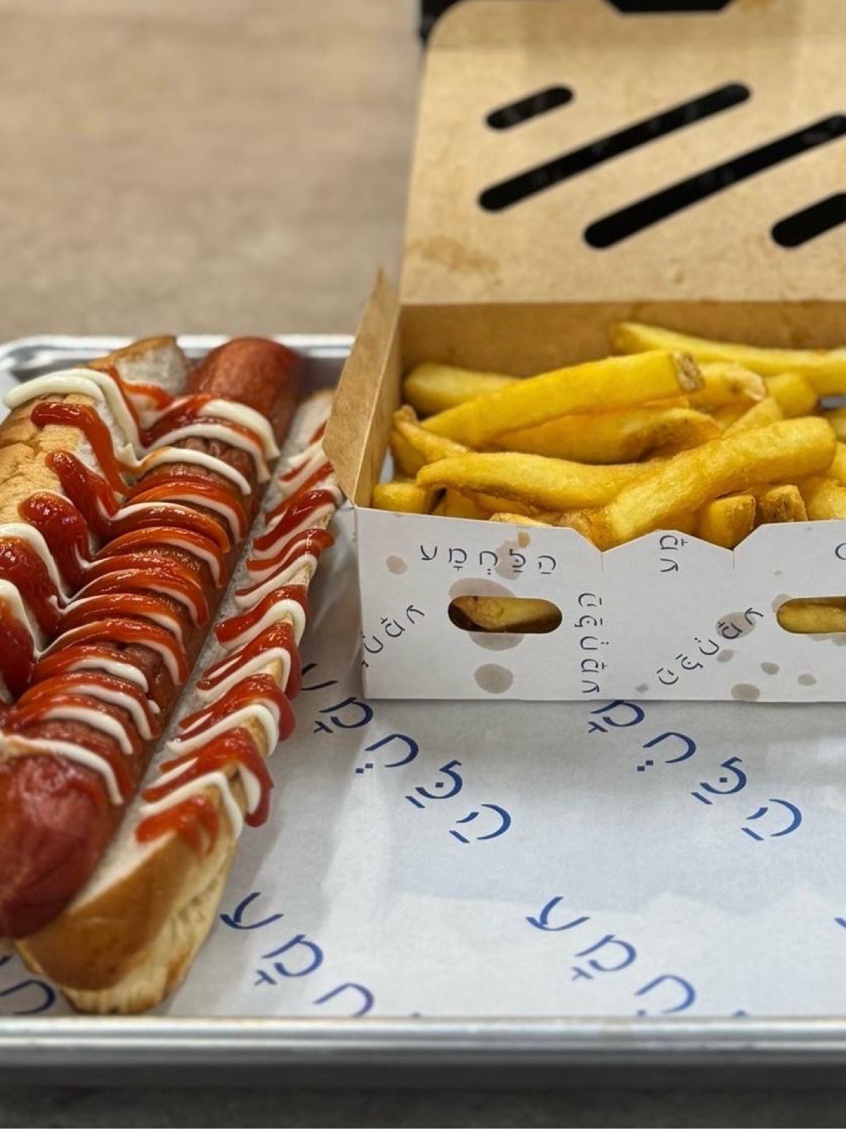 תמונה של נקניקיה בלחמניה וציפס