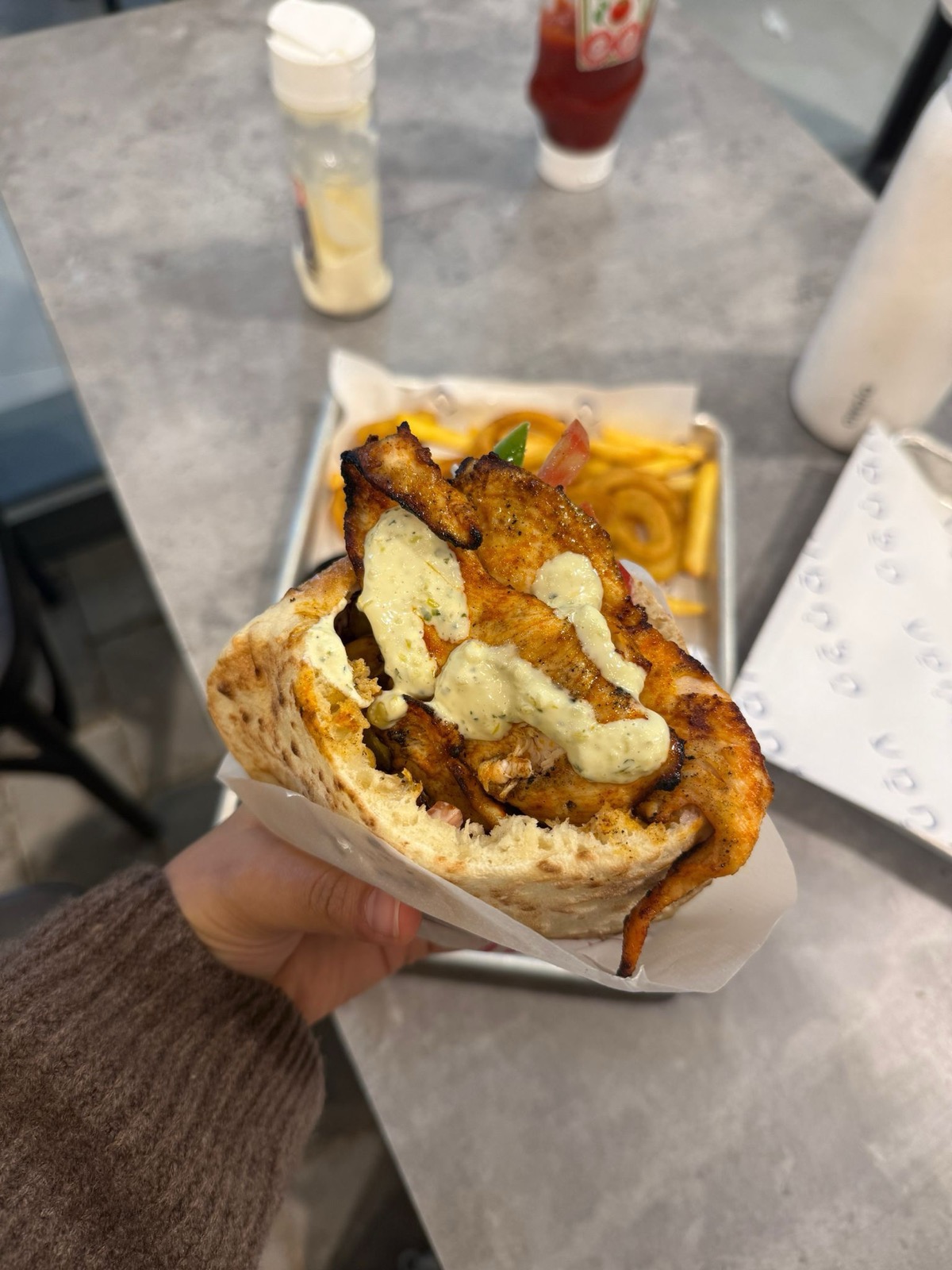 תמונה של חזה עוף בפיתה