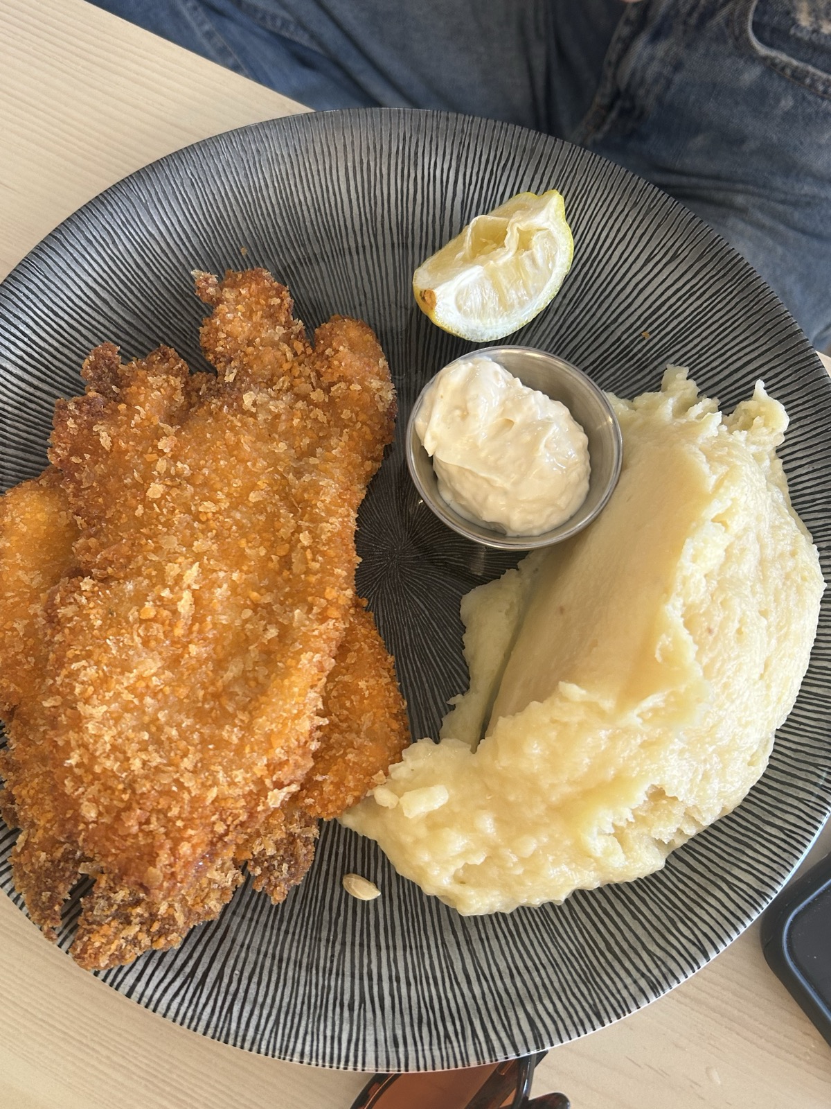 תמונה של שניצל ופירה