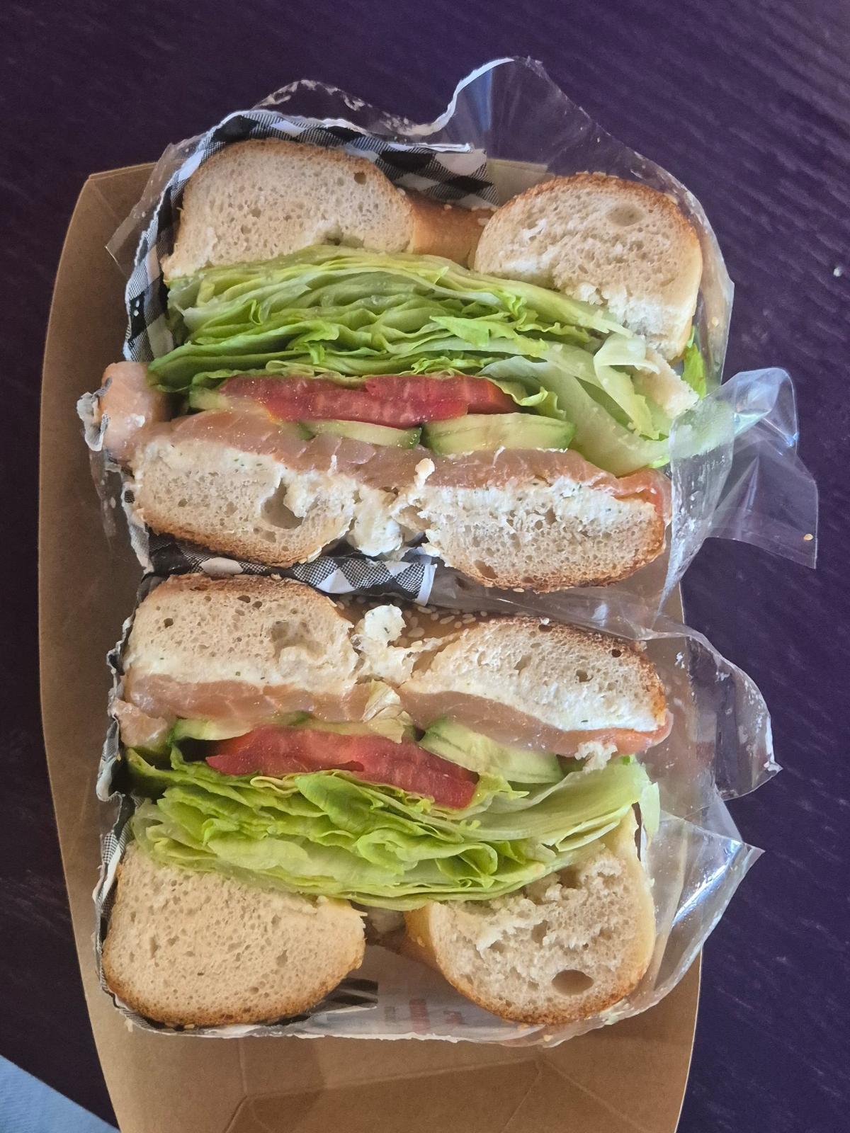 תמונה של בייגל שמנת סלמון