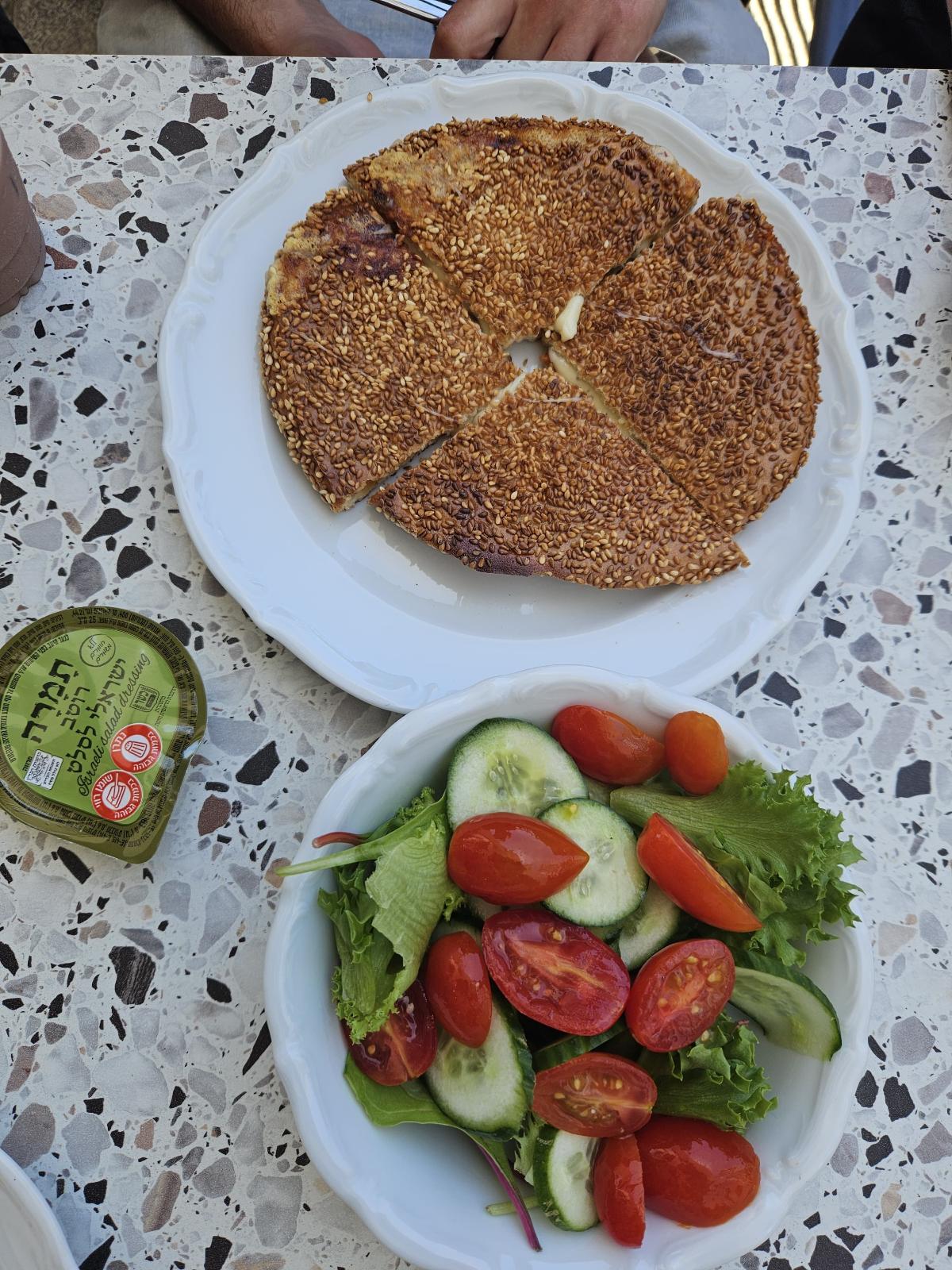 תמונה של בייגל טוסט וסלט