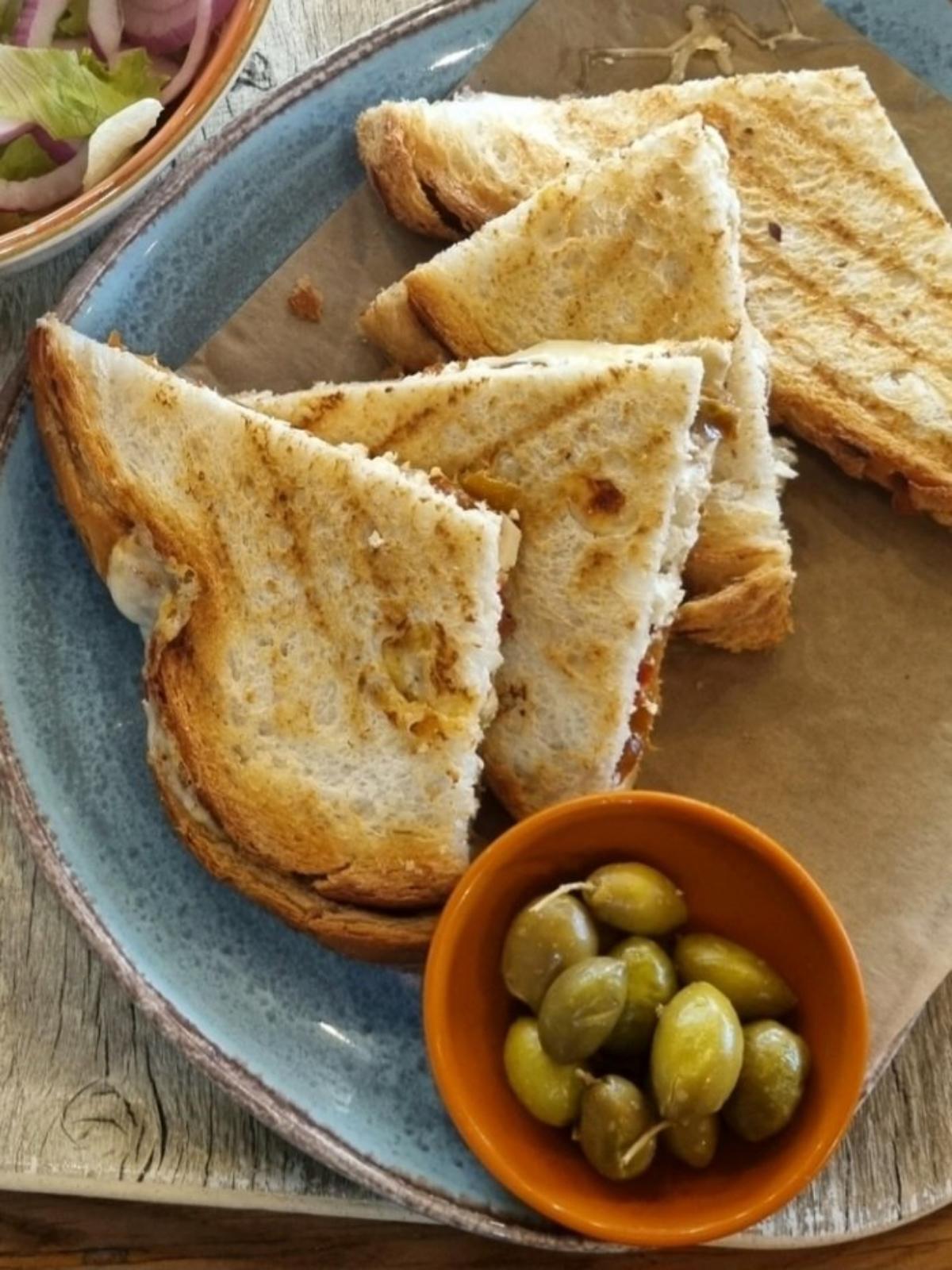 תמונה של טוסט גבינה צהובה